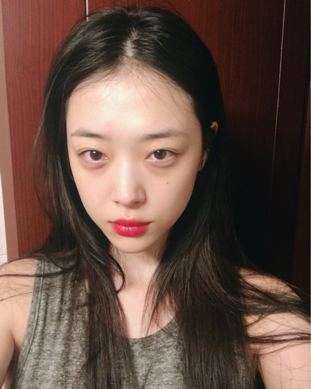 Người người chạy theo son nude, Sulli vẫn tuyệt đối trung thành với son hồng cánh sen sến rện và được khen hết lời - Ảnh 6. Người người chạy theo son nude, Sulli vẫn tuyệt đối trung thành với son hồng cánh sen sến rện và được khen hết lời - Ảnh 6.
