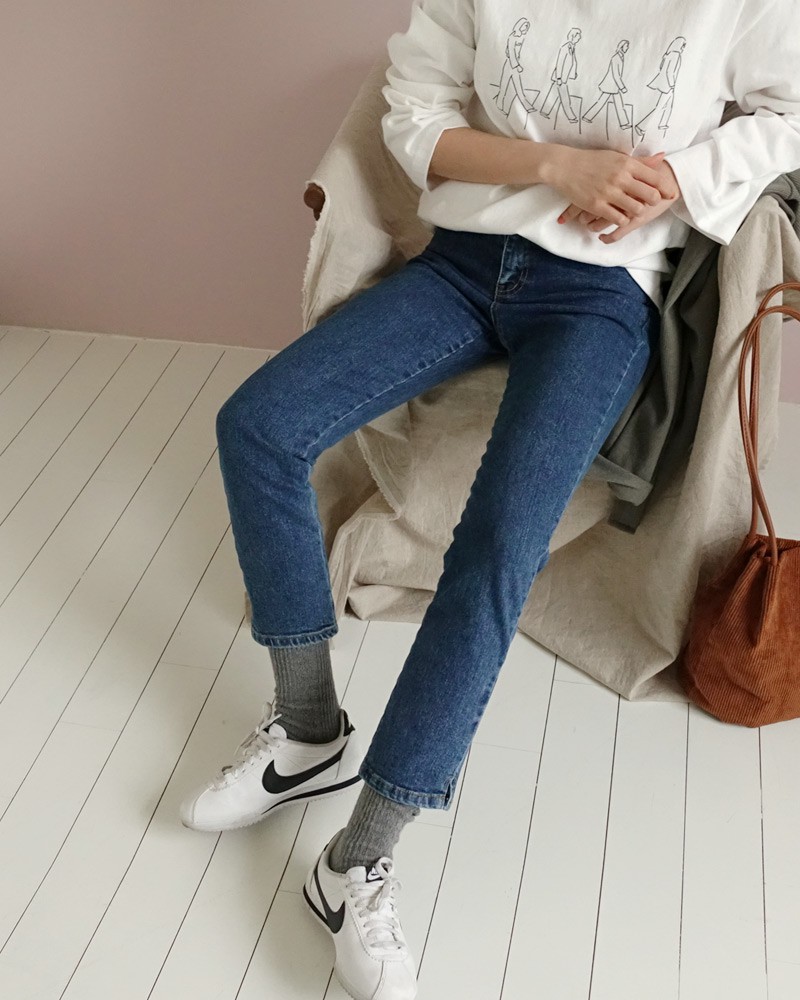 Năm nay nếu định sắm skinny jeans, bạn đừng mua loại bó chịt mà hãy chọn dáng ôm vừa phải như thế này mới là đúng mốt 2018 - Ảnh 5.