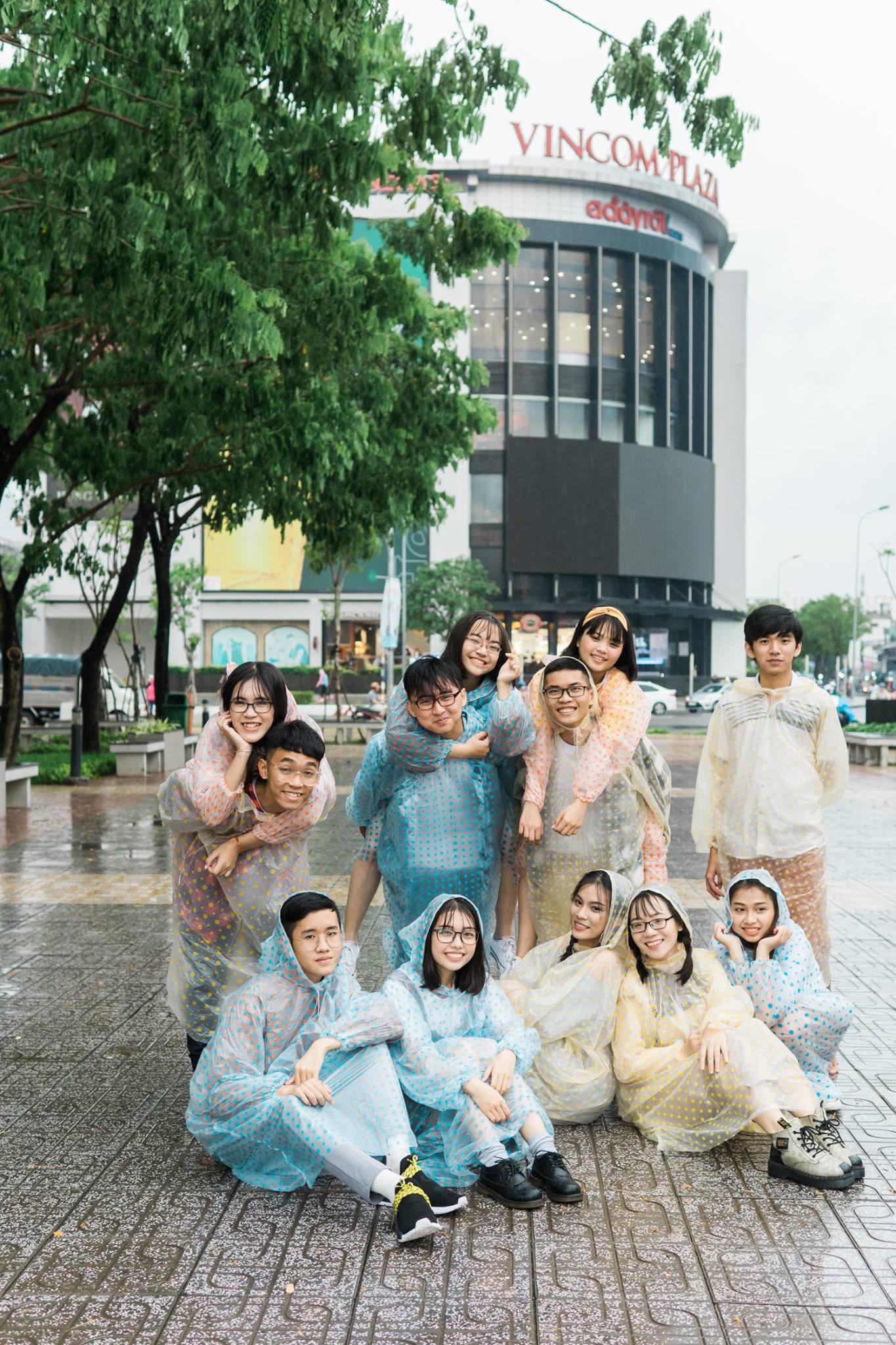 Lên concept chụp kỷ yếu như đi picnic thì trời đổ mưa và đây là xử lý siêu đáng yêu của teen Cần Thơ - Ảnh 4. Lên concept chụp kỷ yếu như đi picnic thì trời đổ mưa và đây là xử lý siêu đáng yêu của teen Cần Thơ - Ảnh 4.