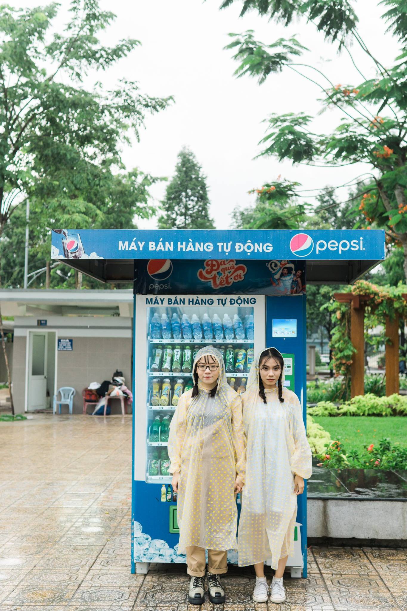 Lên concept chụp kỷ yếu như đi picnic thì trời đổ mưa và đây là xử lý siêu đáng yêu của teen Cần Thơ - Ảnh 6. Lên concept chụp kỷ yếu như đi picnic thì trời đổ mưa và đây là xử lý siêu đáng yêu của teen Cần Thơ - Ảnh 6.