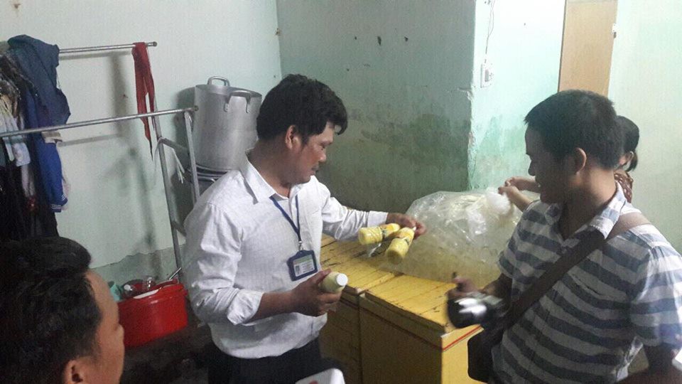 Phát hiện hàng trăm chai sữa bắp không đảm bảo vệ sinh sắp được bán ra thị trường ở Đà Nẵng - Ảnh 1. Phát hiện hàng trăm chai sữa bắp không đảm bảo vệ sinh sắp được bán ra thị trường ở Đà Nẵng - Ảnh 1.