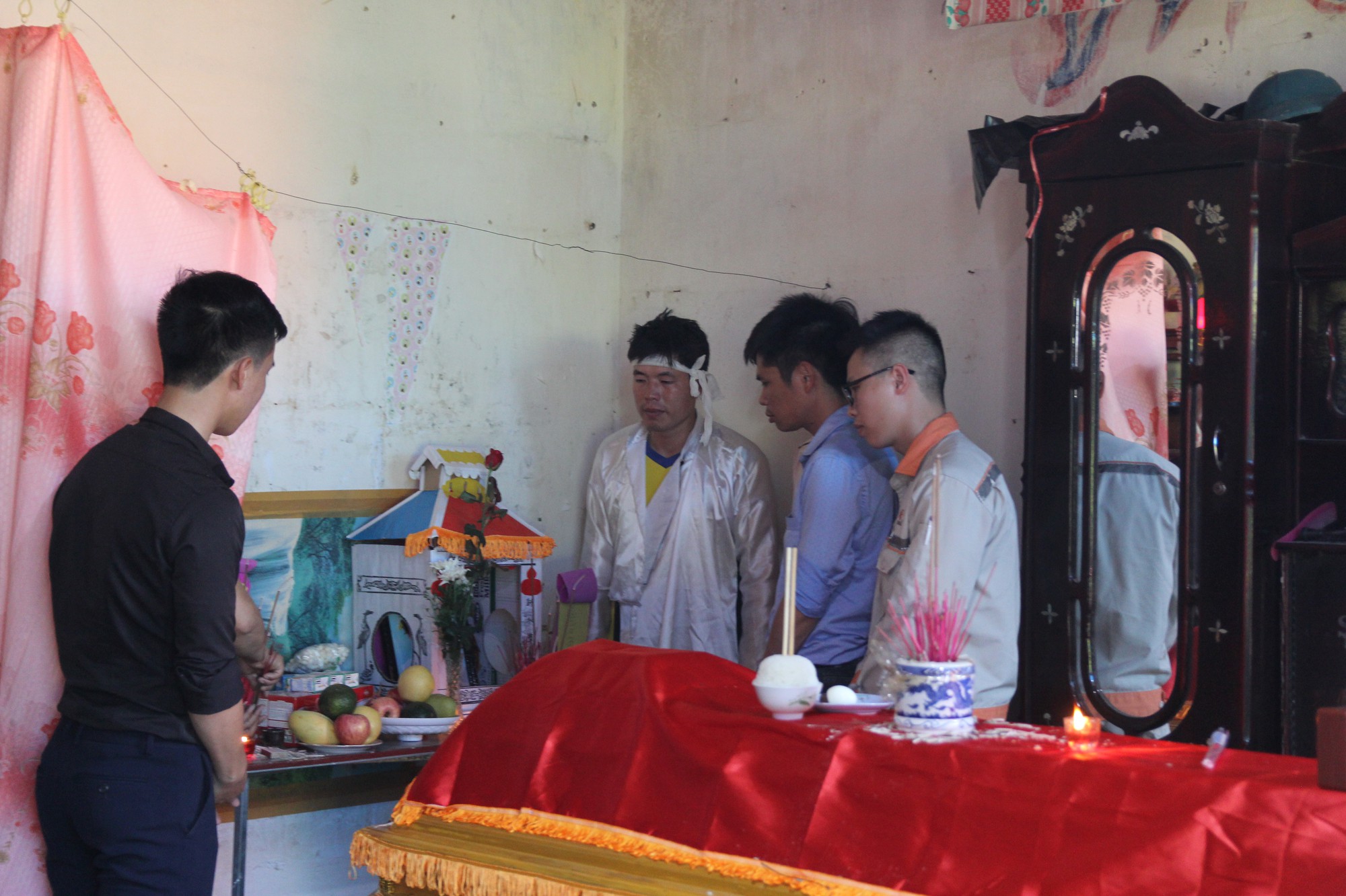 Người thân òa khóc nức nở trong đám tang 3 mẹ con sản phụ tử vong dưới gầm xe tải ở Hà Nội - Ảnh 2. Người thân òa khóc nức nở trong đám tang 3 mẹ con sản phụ tử vong dưới gầm xe tải ở Hà Nội - Ảnh 2.