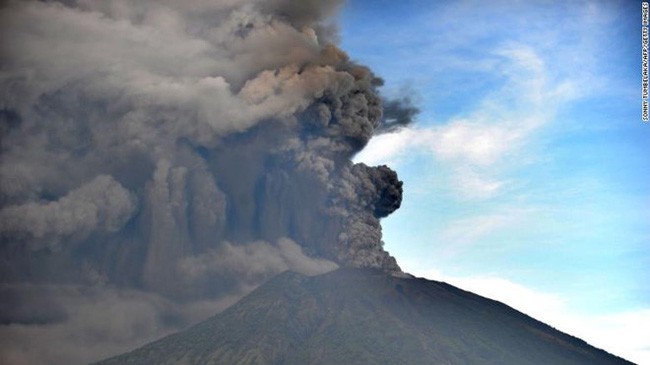 Núi lửa hoạt động nhiều nhất của Indonesia thức giấc - Ảnh 1.