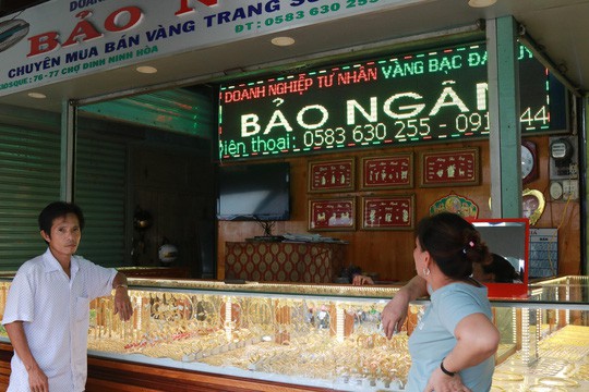 Đục vách tiệm vàng trộm gần 300 đôi bông tai - Ảnh 1.