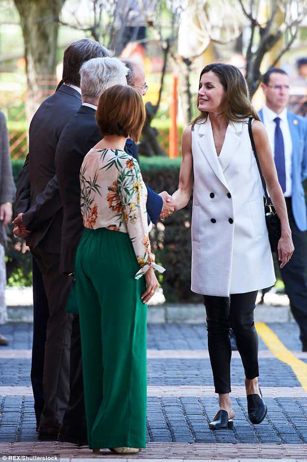 Legging da k&eacute;n d&aacute;ng, nhưng nh&igrave;n c&aacute;ch Ho&agrave;ng hậu Letizia ở độ tuổi U50 m&agrave; vẫn diện đẹp mới thấy đẳng cấp l&agrave;m sao - Ảnh 6.