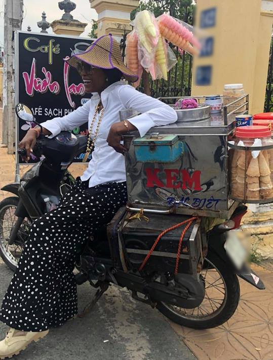 Siêu mẫu huyền thoại thế giới Naomi Campbell giản dị và đáng yêu vô cùng bên chiếc xe kem Việt Nam