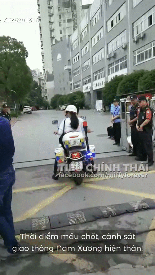 Chú cảnh sát giao thông được yêu mến nhất tại Trung Quốc: Luôn xuất hiện kịp thời chở thí sinh bị nhầm trường thi đến đúng địa điểm - Ảnh 2.