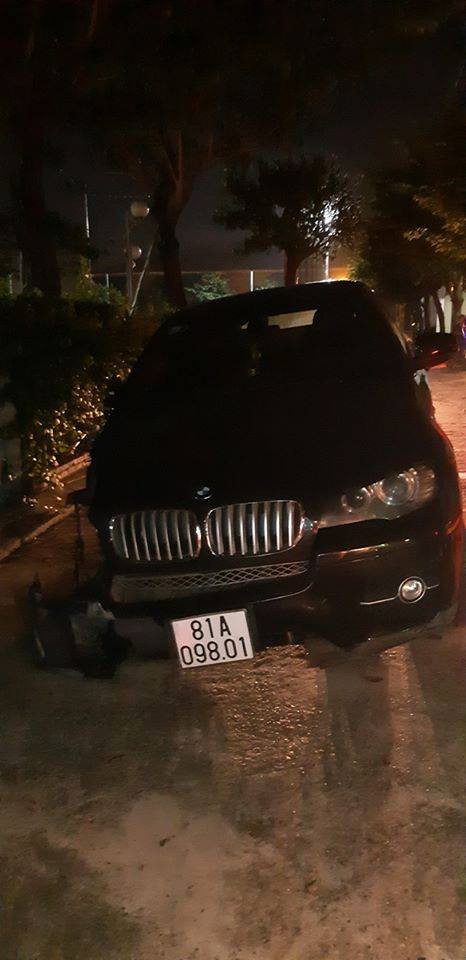 Người dân vây bắt thanh niên lái siêu xe BMW gây tai nạn liên hoàn nghi có biểu hiện ngáo đá - Ảnh 3.