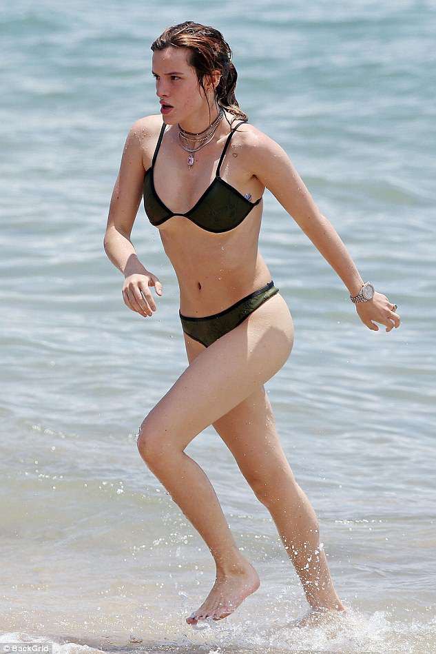Bella Thorne mặc bikini khoe cả vùng cánh rậm rạp trên bãi biển - Ảnh 4.