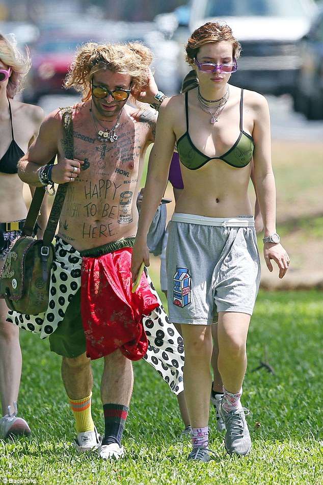 Bella Thorne mặc bikini khoe cả vùng cánh rậm rạp trên bãi biển - Ảnh 5.