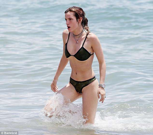 Bella Thorne mặc bikini khoe cả vùng cánh rậm rạp trên bãi biển - Ảnh 3.