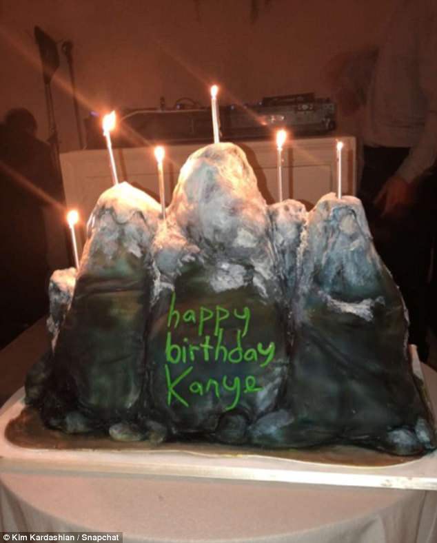 Vòng 1 nhỏ nhắn, Kendall hở bạo nhưng không phản cảm tại tiệc sinh nhật Kanye West - Ảnh 3.