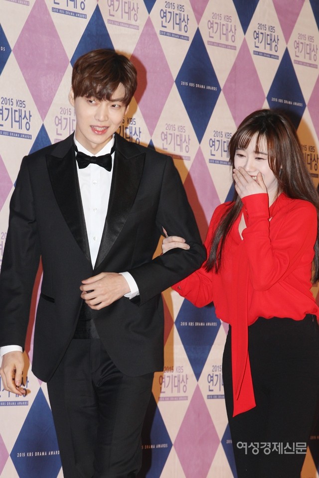 Ahn Jae Hyun có một thói quen khó bỏ: Tự tìm tay Goo Hye Sun để nắm chặt, bà xã nhắc nhở cũng không buông - Ảnh 3.