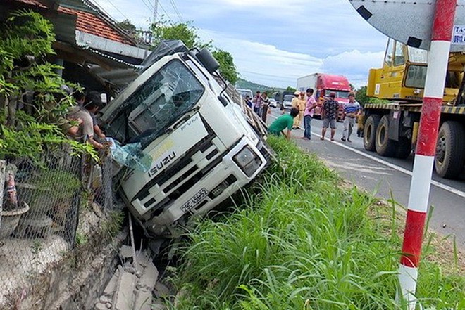 Cụ b&agrave; 80 tho&aacute;t chết sau khi xe tải mất l&aacute;i lao thẳng v&agrave;o nh&agrave; - Ảnh 2.