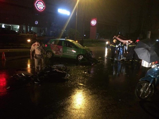 Hà Nội: Tai nạn taxi va chạm với xe máy đi ngược chiều, 2 người nguy kịch - Ảnh 3.