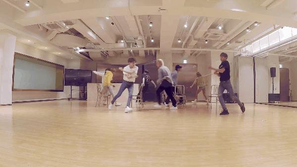 SHINee cho fan chết ngất với video vũ đạo của Good Evening - Ảnh 1.