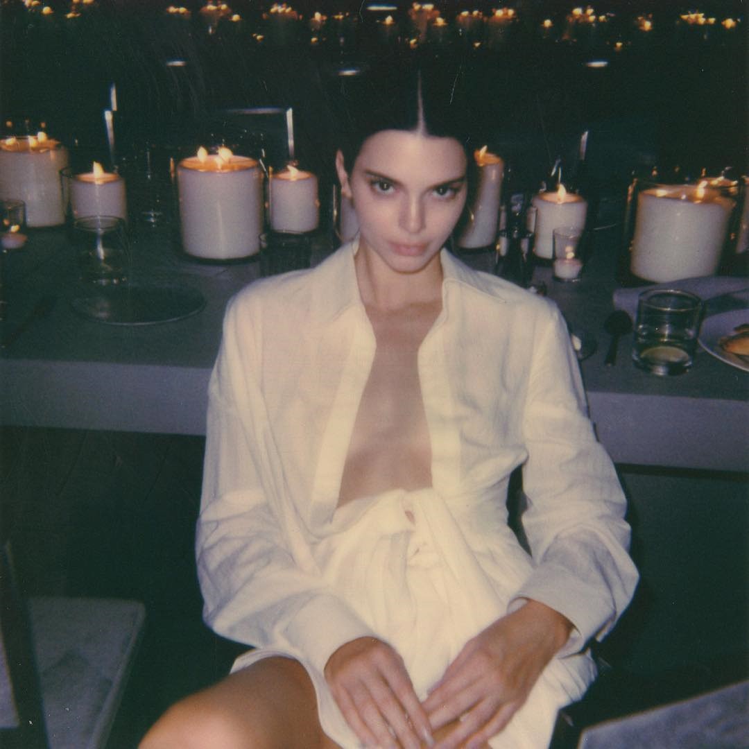 Mặc váy hờ hững khoe vòng 1, Kendall Jenner đụng hàng ngay với Kim Kardashian và Hoàng Ku - Ảnh 2. Mặc váy hờ hững khoe vòng 1, Kendall Jenner đụng hàng ngay với Kim Kardashian và Hoàng Ku - Ảnh 2.