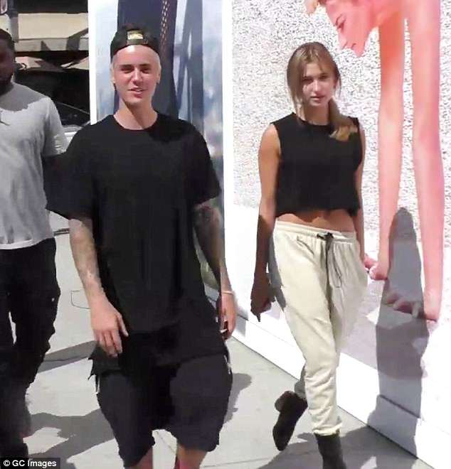 Khoảnh khắc hài hước: Fan nữ lao đến ké một bức ảnh khi paparazzi đang chụp Justin Bieber - Ảnh 4.