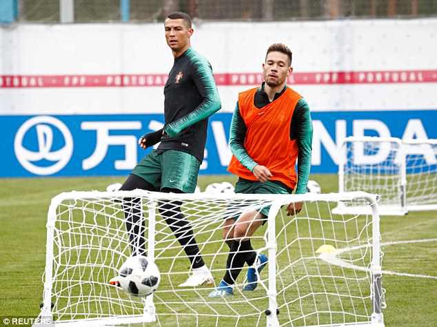 World Cup 2018: Ronaldo bị "l&ocirc;i" v&agrave;o studio chụp ảnh khi vừa tới Nga - Ảnh 7.