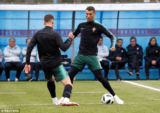 World Cup 2018: Ronaldo bị "l&ocirc;i" v&agrave;o studio chụp ảnh khi vừa tới Nga - Ảnh 6.