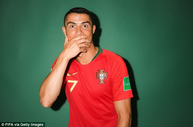 World Cup 2018: Ronaldo bị "l&ocirc;i" v&agrave;o studio chụp ảnh khi vừa tới Nga - Ảnh 1.
