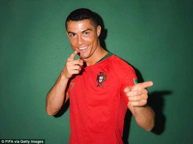 World Cup 2018: Ronaldo bị "l&ocirc;i" v&agrave;o studio chụp ảnh khi vừa tới Nga - Ảnh 2.