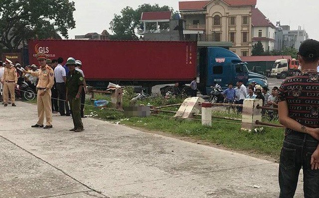 Ph&aacute;t hiện thi thể người đ&agrave;n &ocirc;ng bị b&ecirc; t&ocirc;ng đ&egrave; ở cạnh đường đ&ecirc; - Ảnh 1.