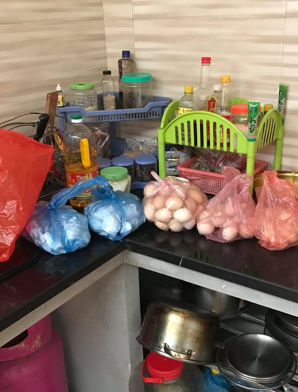 Vợ đẻ mới 2 ngày, chồng trẻ nhận đến 330 quả trứng gà xịn: "Kiểu này ăn đến khi con 2 tuổi chưa hết!"