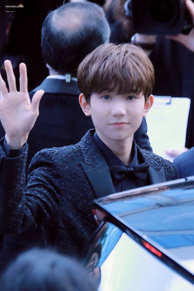 Gương mặt búng ra sữa, ai có thể ngờ Vương Nguyên (TFBoys) đã có cơ bụng 8 múi cuồn cuộn như thế này - Ảnh 4.