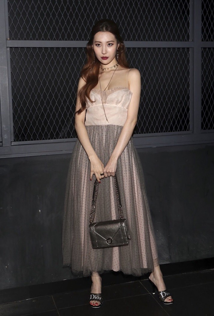 Sunmi – Kiko Mizuhara – Cảnh Điềm cùng đọ sắc trong 1 thiết kế: Ai đẹp lấn lướt hơn ai? - Ảnh 2. Sunmi – Kiko Mizuhara – Cảnh Điềm cùng đọ sắc trong 1 thiết kế: Ai đẹp lấn lướt hơn ai? - Ảnh 2.