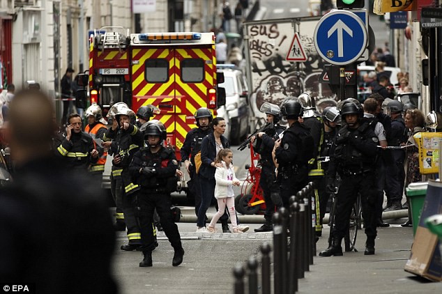 Một người đàn ông bị nghi là khủng bố bắt cóc 3 con tin tại Paris - Ảnh 3.