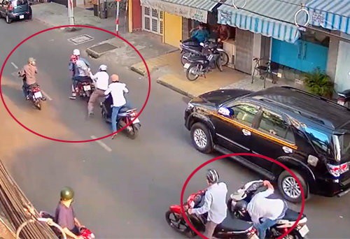 Hai cô gái đi xe máy tay ga bị cướp kề dao uy hiếp, cướp tài sản táo tợn ở Sài Gòn - Ảnh 1.