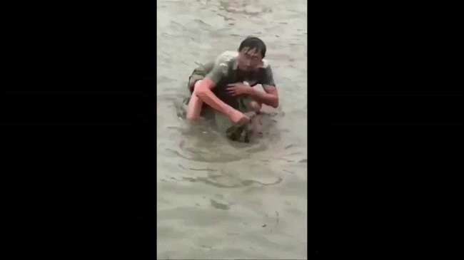 Trung Quốc: Những hình ảnh dở khóc dở cười trong mùa bão lũ ngập lụt - Ảnh 3.