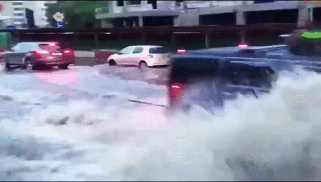 Trung Quốc: Những h&igrave;nh ảnh dở kh&oacute;c dở cười trong m&ugrave;a b&atilde;o lũ ngập lụt - Ảnh 9.