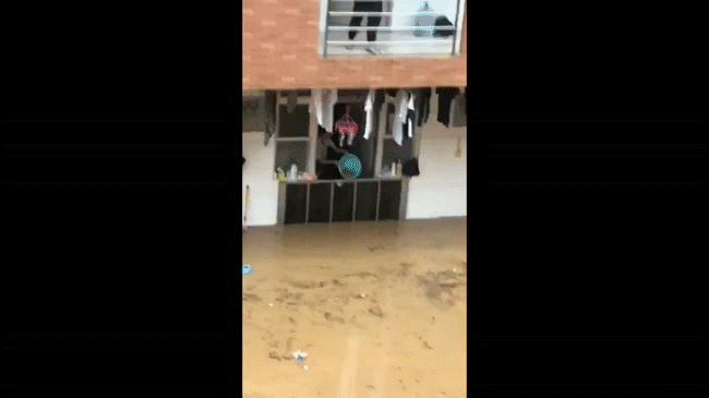 Trung Quốc: Những h&igrave;nh ảnh dở kh&oacute;c dở cười trong m&ugrave;a b&atilde;o lũ ngập lụt - Ảnh 12.