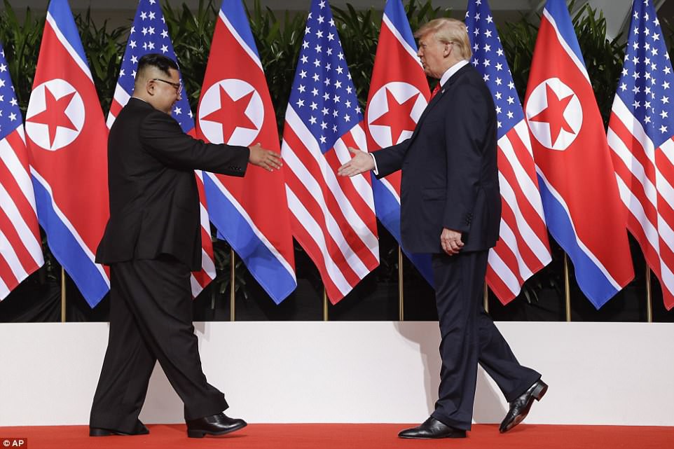 Khoảnh khắc lịch sử: Tổng thống Mỹ Donald Trump bắt tay lãnh đạo Triều Tiên Kim Jong-un - Ảnh 1.