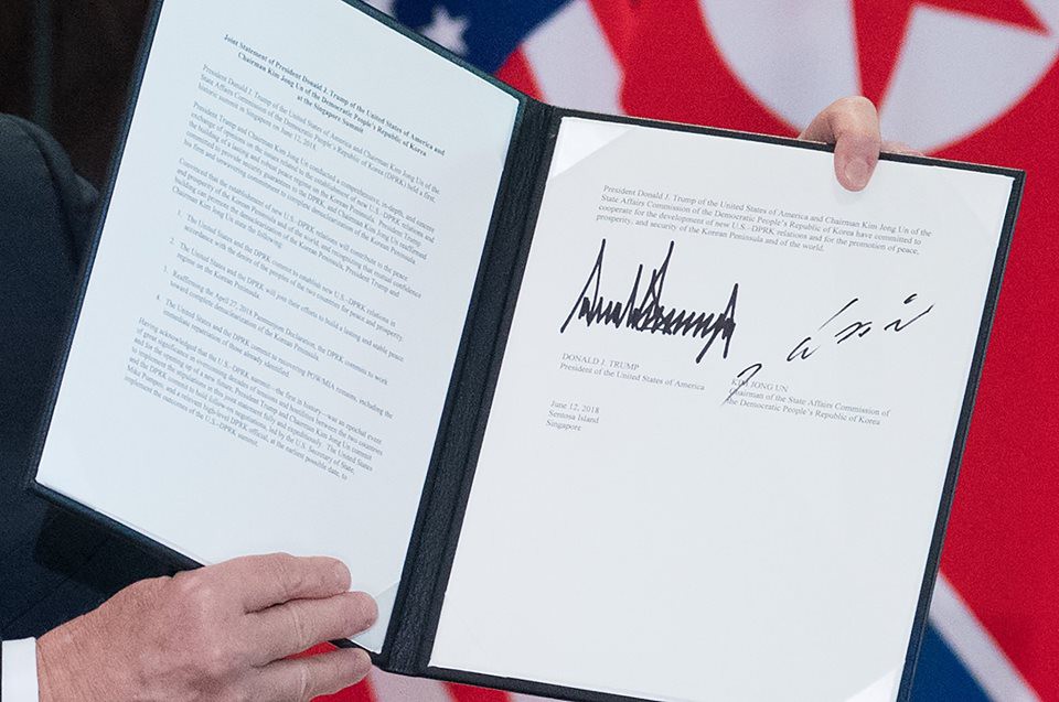 Donald Trump và Kim Jong-un ký cam kết "hoàn toàn phi hạt nhân hóa" - Ảnh 2.