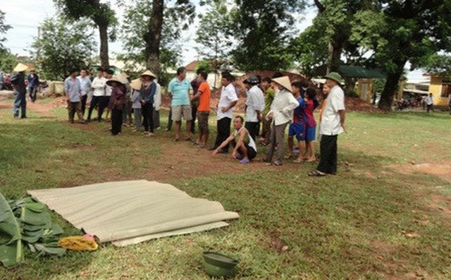 3 nữ sinh trượt chân rơi xuống đập khi chụp ảnh, 1 em tử vong - Ảnh 1.