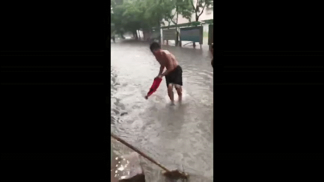 Trung Quốc: Những h&igrave;nh ảnh dở kh&oacute;c dở cười trong m&ugrave;a b&atilde;o lũ ngập lụt - Ảnh 4.