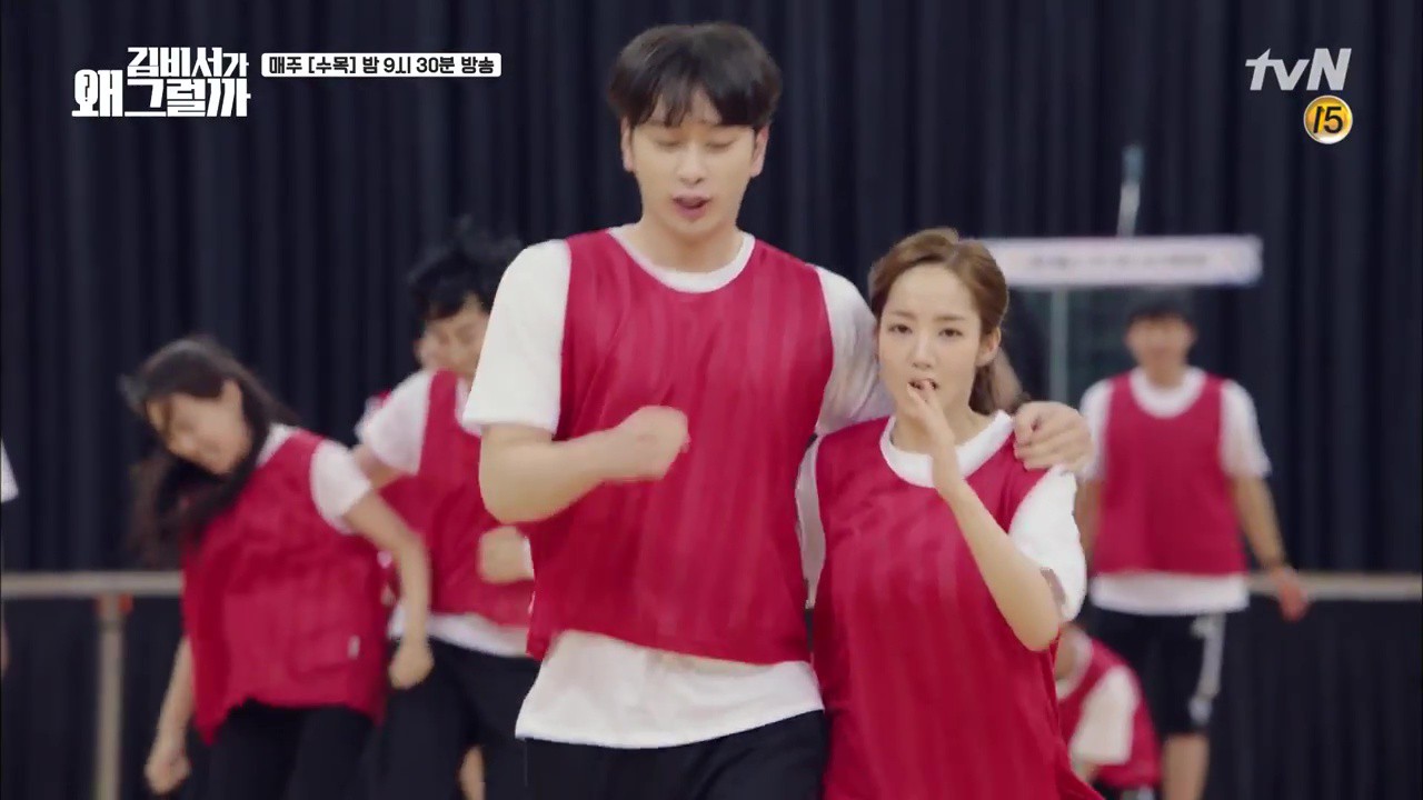 Thư Ký Kim: Trẹo cả chân vì ghen, Park Seo Joon kéo Park Min Young ngã suýt chạm môi rồi! - Ảnh 22. Thư Ký Kim: Trẹo cả chân vì ghen, Park Seo Joon kéo Park Min Young ngã suýt chạm môi rồi! - Ảnh 22.