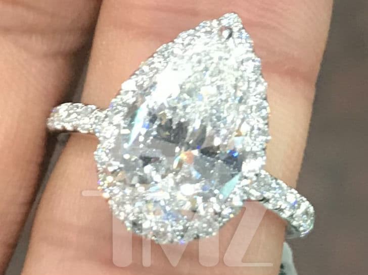 Vừa mới hẹn hò, bạn trai đã mua nhẫn kim cương 2,2 tỷ đồng cầu hôn Ariana Grande - Ảnh 1.