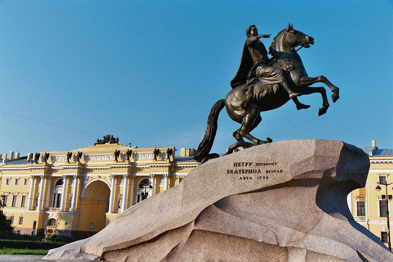 Город петра 1. Медный всадник памятник в Санкт-Петербурге. Символ Санкт-Петербурга медный всадник. Медный всадник и Казанский собор. Медный всадник Конная статуя памятник, Санкт-Петербург.