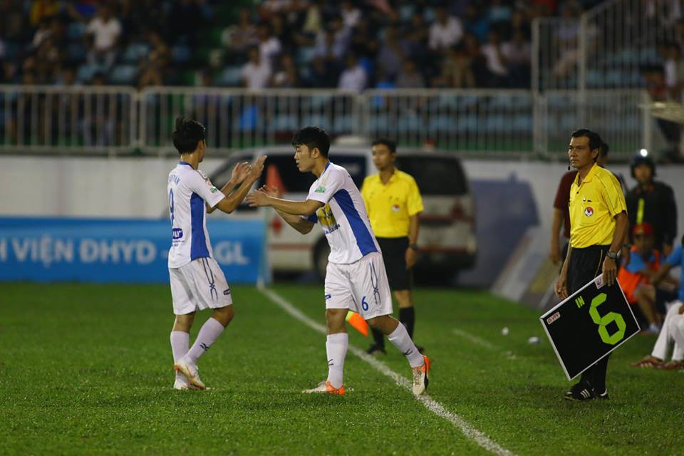 Xuân Trường dự bị đã có Minh Vương lập tuyệt phẩm sút phạt cho HAGL - Ảnh 1.