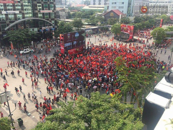 Trải nghiệm xem World Cup 2018 trên phố đi bộ Nguyễn Huệ- Ảnh 1.