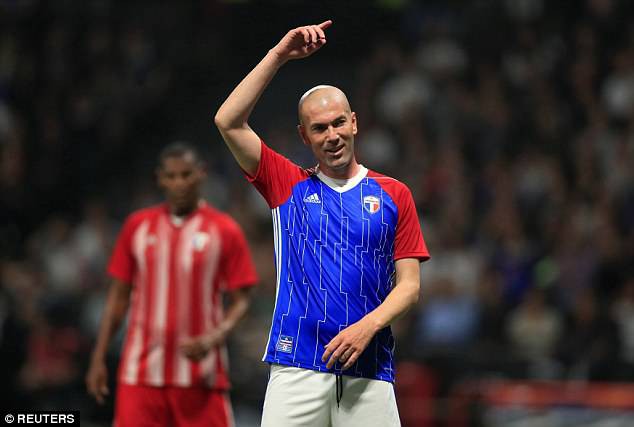 Zidane lập siêu phẩm đá phạt, đánh bại đội bóng của Wenger - Ảnh 1.