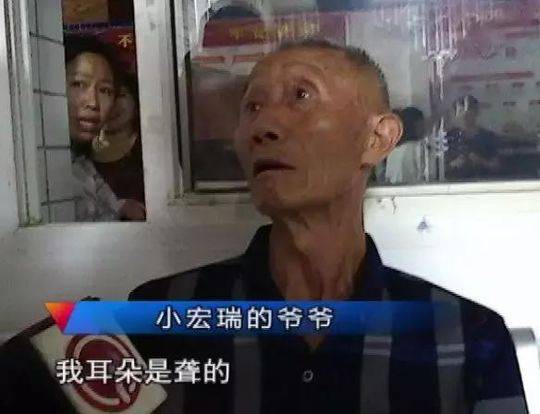 Trung Quốc: Ông cụ đón nhầm cháu tại nhà trẻ, đã thế còn dẫn luôn cháu hờ đi tiêm phòng - Ảnh 3.
