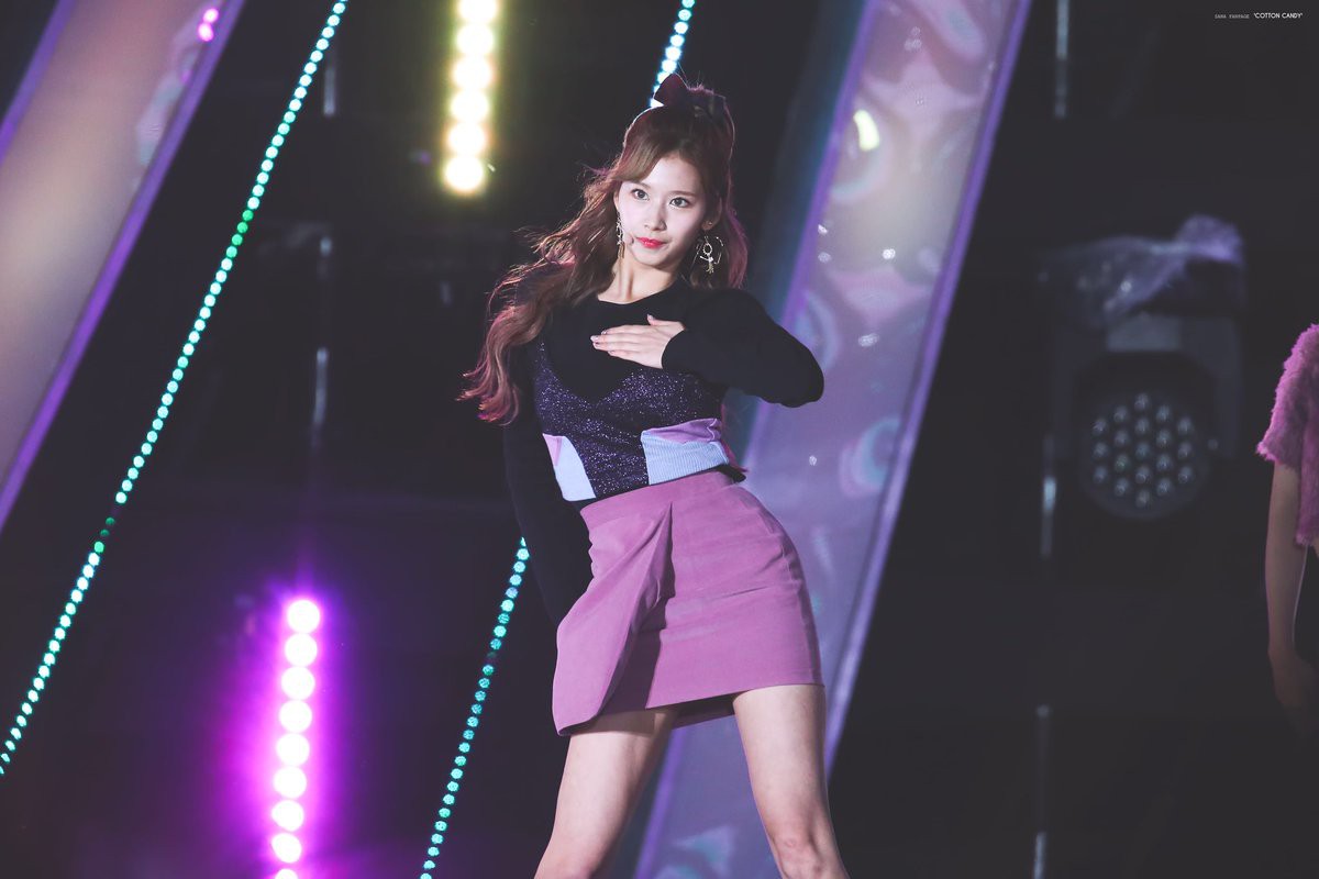 Chùm ảnh: Những công chúa, hoàng tử ngoại quốc của Kpop đẹp rực rỡ trên sân khấu (P.1) - Ảnh 44. Chùm ảnh: Những công chúa, hoàng tử ngoại quốc của Kpop đẹp rực rỡ trên sân khấu (P.1) - Ảnh 44.