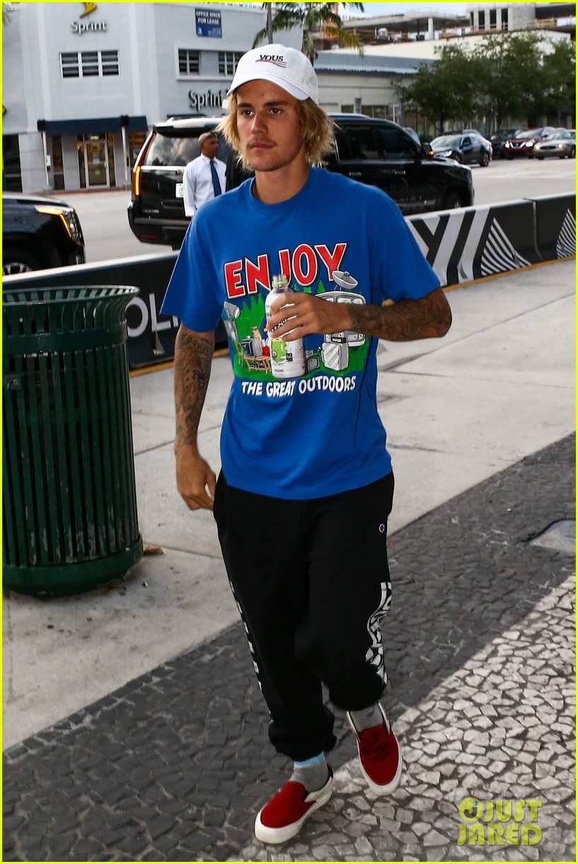 Justin Bieber đầu bù tóc rối, tái hợp cùng mỹ nhân nóng bỏng nhất thế giới trên phố - Ảnh 1.