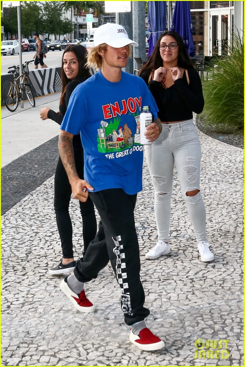 Justin Bieber đầu bù tóc rối, tái hợp cùng mỹ nhân nóng bỏng nhất thế giới trên phố - Ảnh 5.