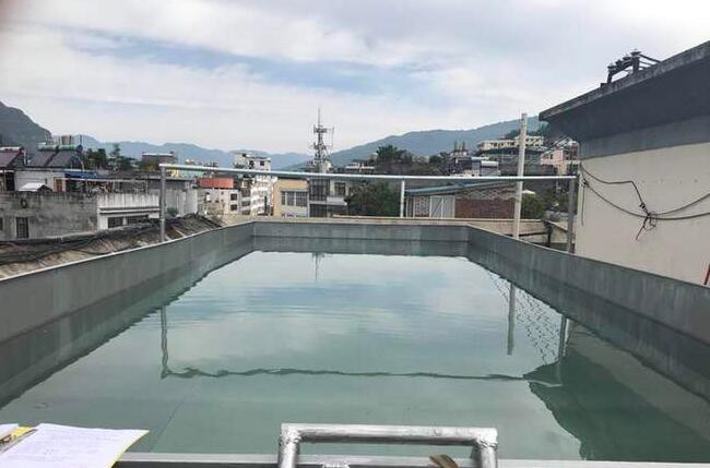 Trung Quốc: Xây hồ bơi trái phép trên nóc chung cư để tập luyện giữ dáng - Ảnh 1.